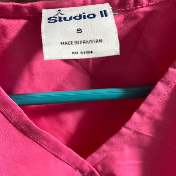 V NECK SCURB  TOP PINK  SIZE S NEW IN BAG - Picture 4 of 8